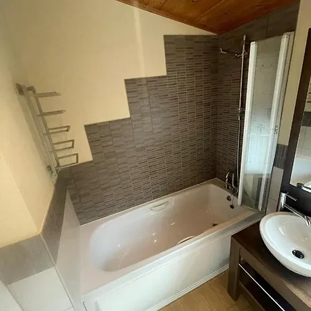 Chalet Retreat - White Cross Bay